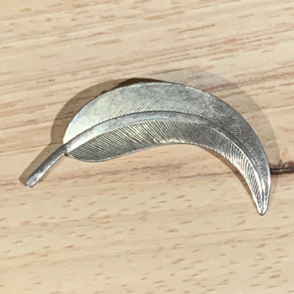 Vintage Leaf Brooch Pin Women OS Silver Tone Textured Curved Nature Botanical